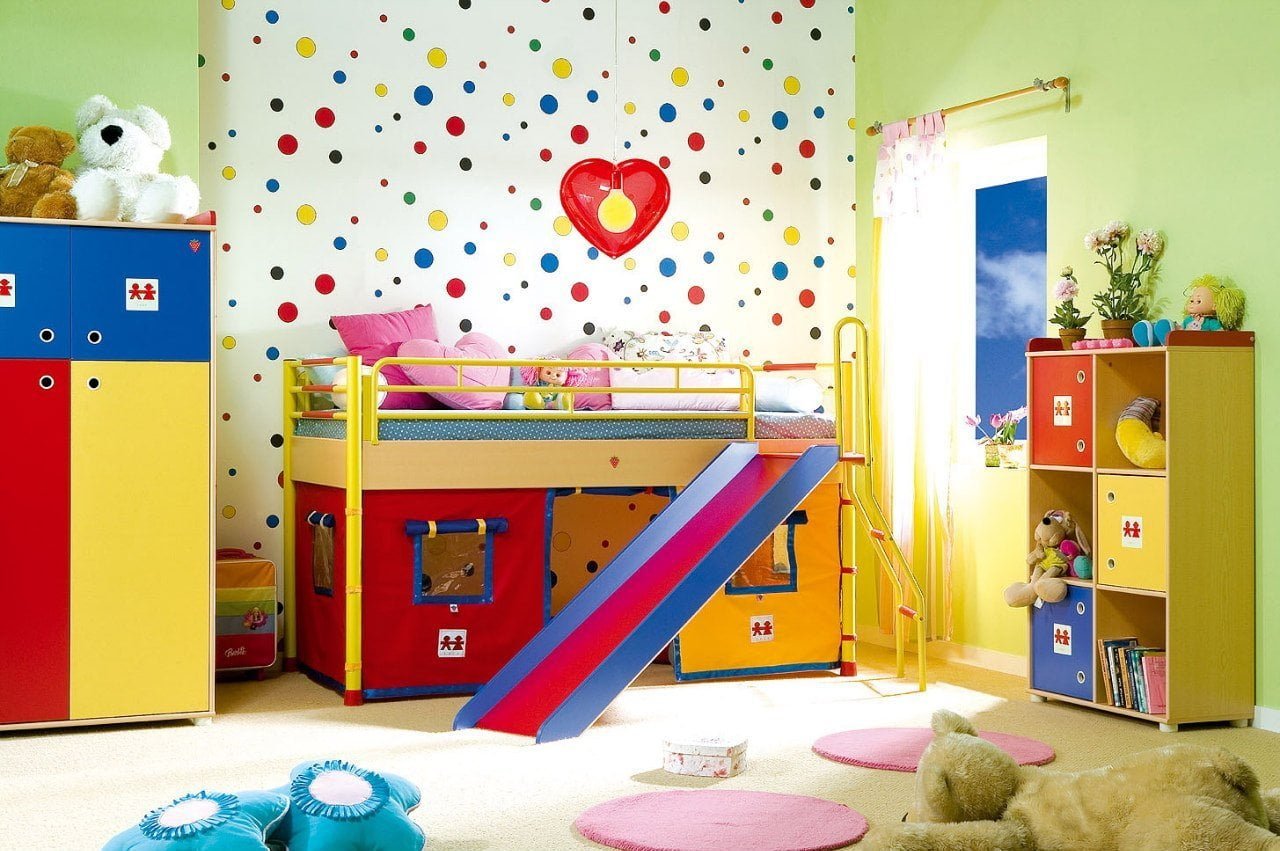 canlı parlak renklerle çocuk odası dekorasyon